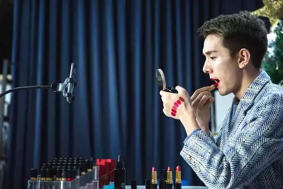 “赢了”马云,占领抖音,他用口红5个半小时带货353万,到底凭什么? 1 332 “赢了”马云,占领抖音,他用口红5个半小时带货353万,到底凭什么?